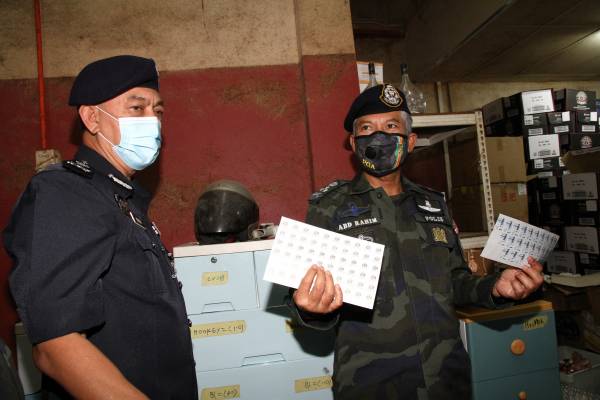 阿都拉欣（右）展示警方起獲的關稅局假標籤。