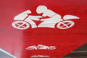 鑾市區紅綠燈前  增設摩哆等待區