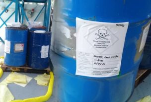 等待承包商回收 电子厂化学物桶泄漏