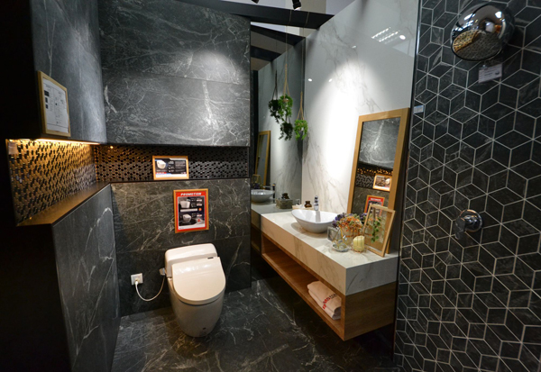 浴室展示区予人如何搭配瓷砖的灵感。