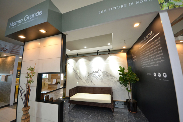 BMS居家商品城其中一个最新展示区，展示了以三片“巨石岩板”作为客厅主墙的设计。