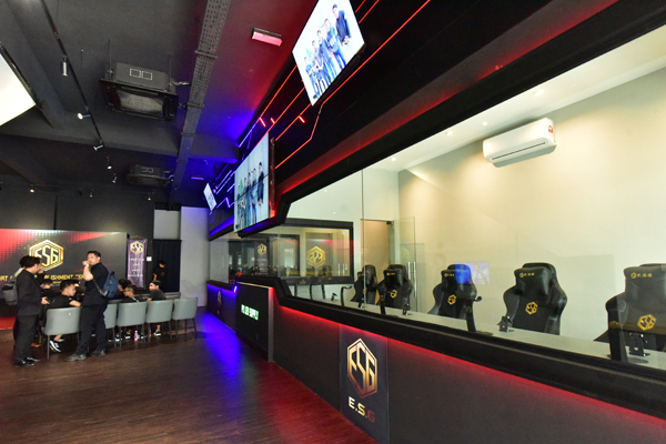 ESG电子竞技俱乐部打造具规格的电竞比赛室，供举办电竞比赛使用。