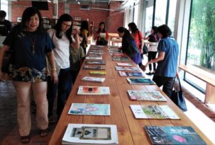 参观镜楼图书馆 国中师生访华仁中学