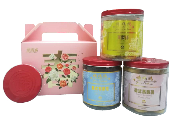 麻坡娇妈妈每年必设计出招牌粉红系礼盒，以供顾客装年饼送礼。