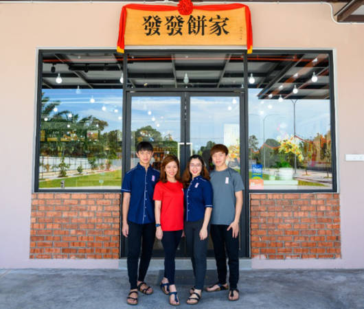 郑祖玲（左2）带着大弟郑富才（右）、小弟郑富安（左）与小妹郑佳欣，共同为家族事业打拼，让文化蜕变出崭新的模样。