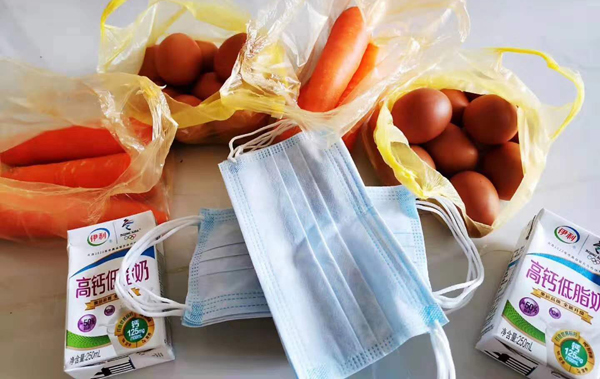 南洋华人超市每天做慈善，赠送口罩丶鸡蛋和蔬菜等物资予数百位华裔业主。