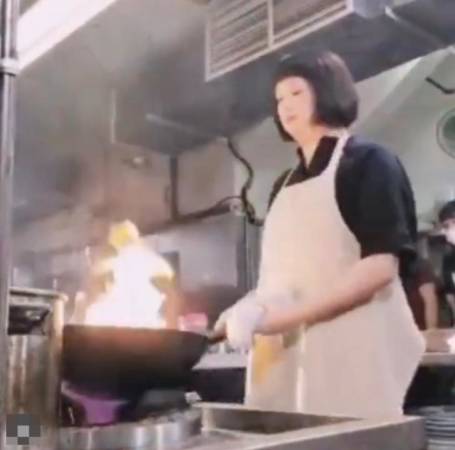 陈莉萍在剧中饰演大厨。