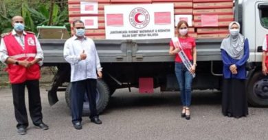 新山红新月会 转交福利局物资