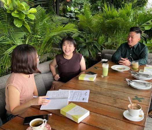 彭業偉（右起）和彭小方接受《柔佛人》缔造品牌的访问，对创业过程侃侃而谈。