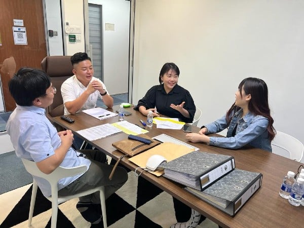 彭業偉（左2起）与妹妹在法律顾问（左）陪同下，与“品牌之友”潘雯倩会面。