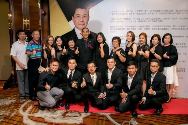 团结力量大！蔡例益夫妻（后排左5起）珍惜LY Chua Agency团队的付出，也愿意把荣耀与团队分享。