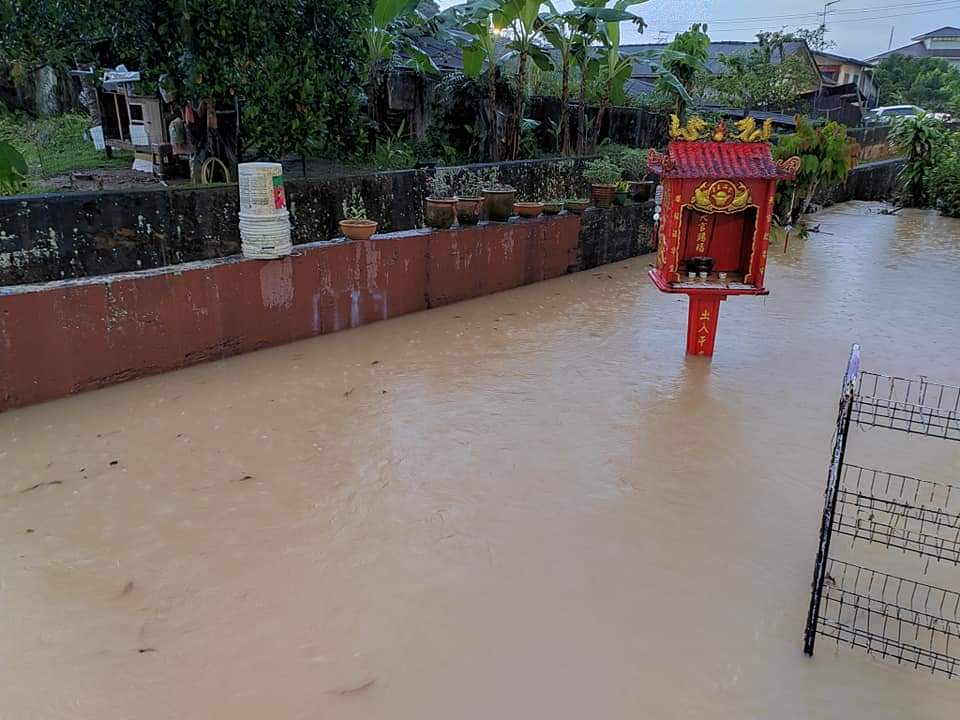 河床变浅树干堵沟阻排水半小时大雨6户淹水| 中国报Johor China Press