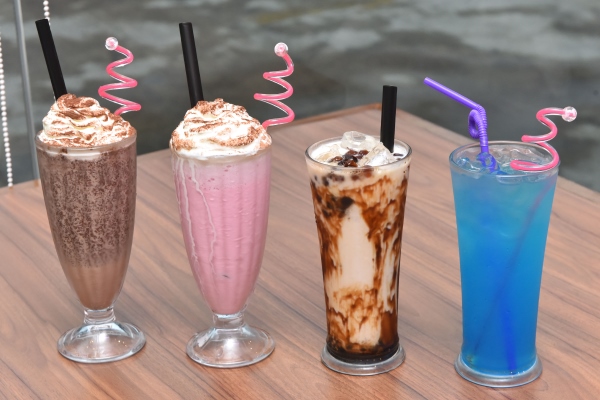 巧克力奶昔（左起）、草莓奶昔、黑糖珍珠奶、青柠苏打水都是值得推荐的特色饮料。