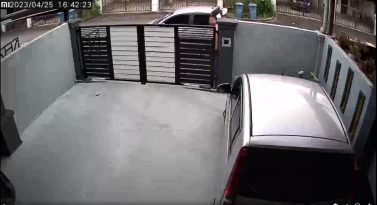 两男子偷走围墙上包裹 屋主公开画面 找窃贼