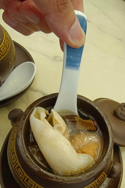 花胶野菌佛垂涎是口感清甜的养生汤，用料十足。