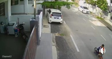 包裹放顾客家门 2学生顺手牵羊