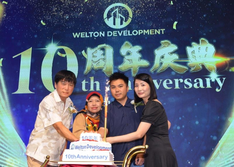 林其忠、杜依丽雅、林俊耀和骆素银齐切蛋糕，庆祝公司成立10周年。
