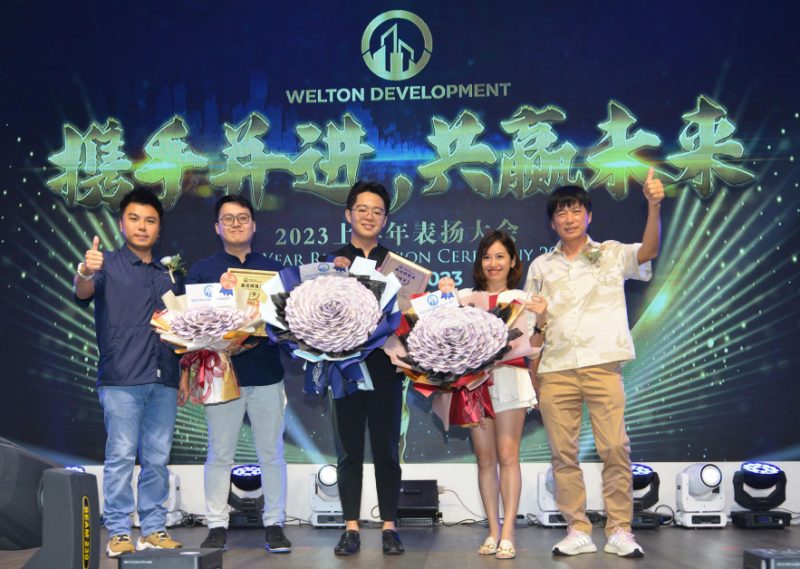 张钧盛（左2起）、林彦斌和陈宁宁获得前三名最佳销售员奖，由林俊耀（左）和林其忠（右）联合颁发。