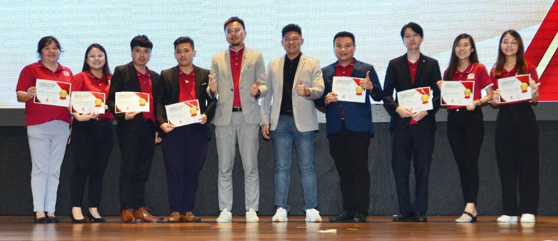 杨振龙（左5起）和李至晟颁发服务奖给获奖的资深销售中介。