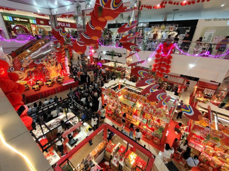 五福城广场今年举办全柔最大的一站式年货城，首次迎来75个摊位，超过45家品牌展销商参与。