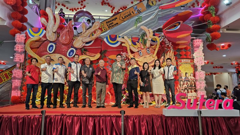 众嘉宾欢迎民众到访五福城广场“龙众欢喜龙众”春节特展，同庆乐融融的龙年。