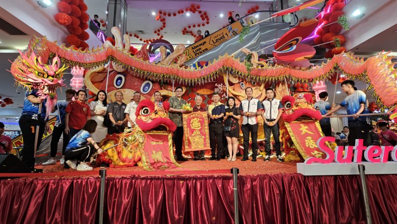江加蒲莱南华武术龙狮团呈献精彩龙狮表演，并与嘉宾合影留念。