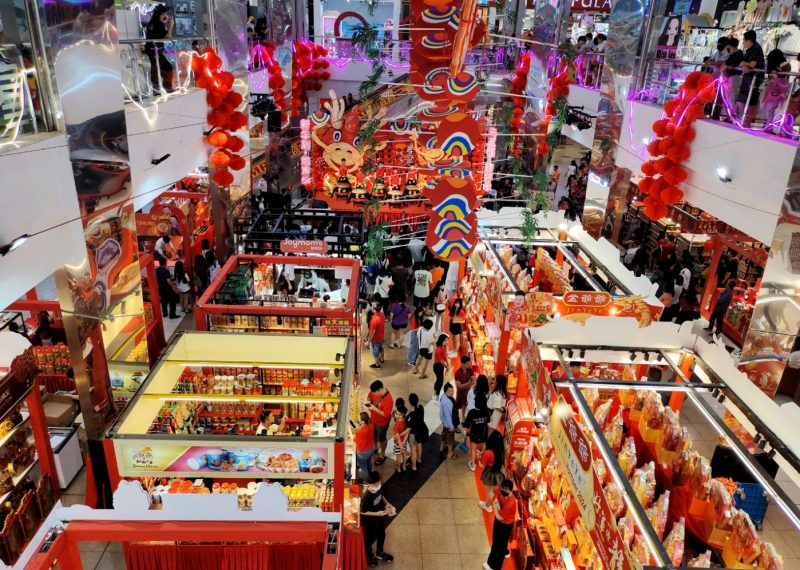 五福城广场“龙众欢喜龙众”春节特展吸引许多民众到访办年货。