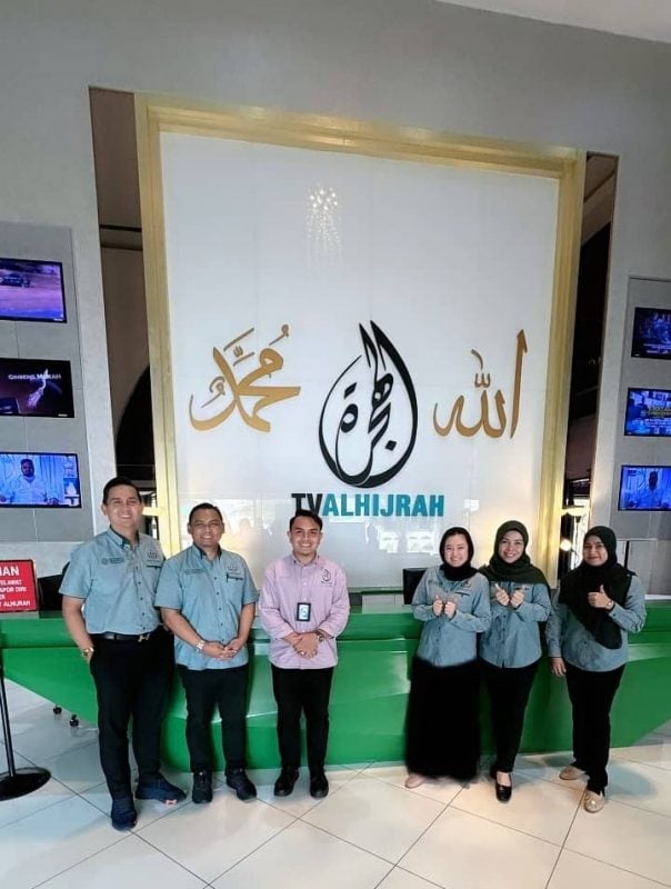 诺曼（左2）和莎哈达（右3）率领Muslim Friendly Watch成员拜访TV Alhijrah电视台。