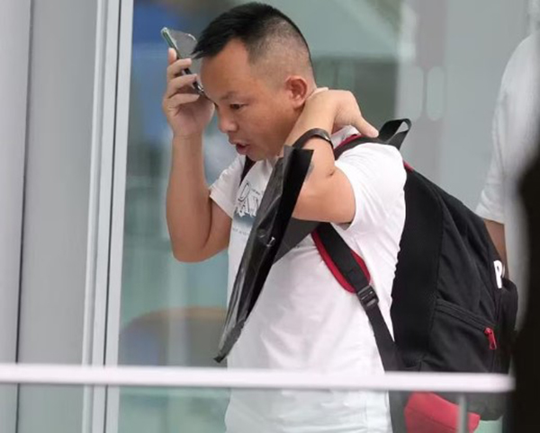 被告李佳伟声称来新加坡找工作。