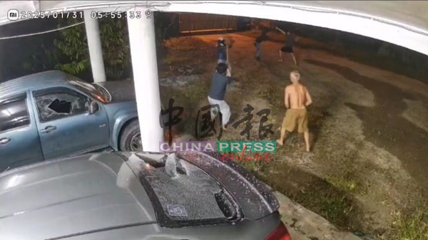 方晓芬一家人拿着木棍与恶徒搏斗。