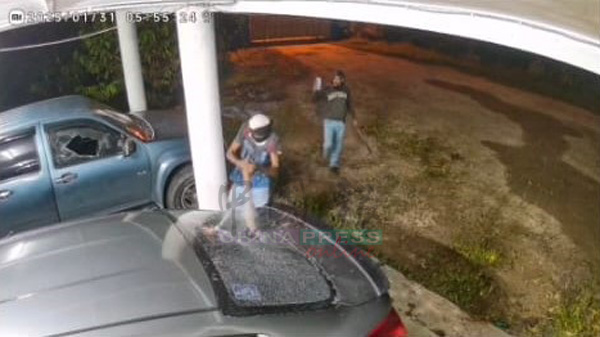 两名恶徒在大年初三清晨闯入居銮甘榜登雅一户民宅，砸破两辆车的车窗。