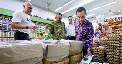 大臣亲自突击商家 确保遵守规定保障人民