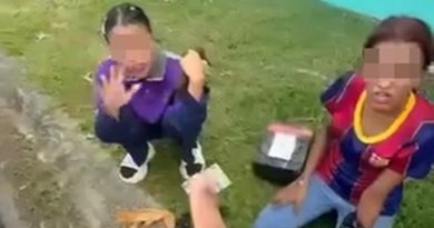 2女子窃取包裹被撞见 男子录视频上传社媒引热议