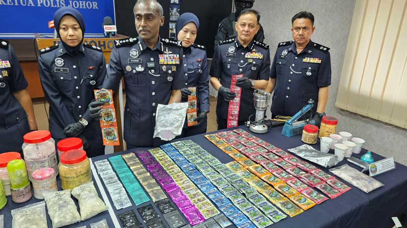 M.古马（左2）展示警方起获的各式毒品，总价值逾107万令吉。