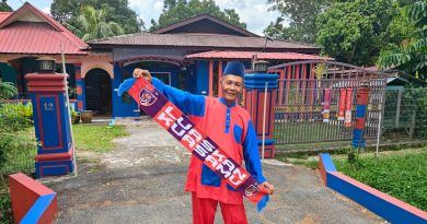 用粉刷展现忠诚 JDT球迷爱在红蓝屋