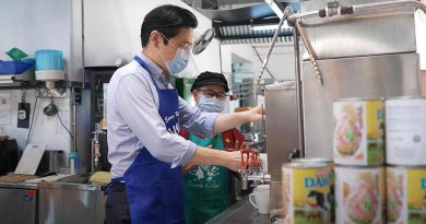 戴口罩学手语 黄循财穿围裙当咖啡仔