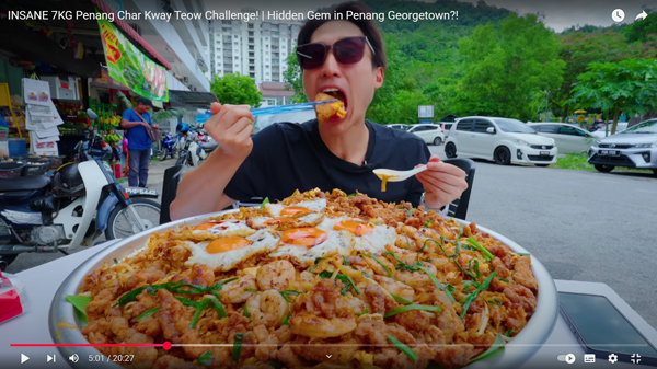 在吃播过程中，梁照远大啖炒粿条的同时，不忘大赞这道在地美食。