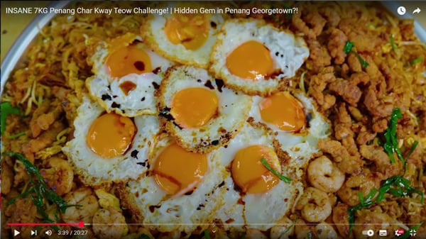 这盘炒粿条以超大圆盘盛装，足足重达7公斤，锅气十足，配料丰富。