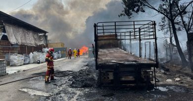 工厂大火爆炸｜火场有黑油 化学物 居民被疏散至安全区