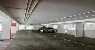 妻与情人全裸开车逃 绿帽夫肉身挡车摔伤