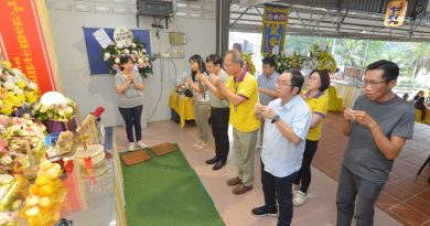 本报同事罗月娇 母亲逝世 南洋报业集团代表吊唁