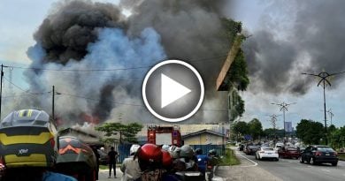 新山班兰店屋区失火 8店3车烧毁 无人伤亡