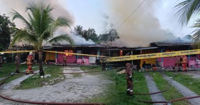 民宅失火波及2邻居  3房屋几乎烧成废墟