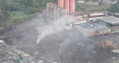 工厂大火爆炸｜灾区仍冒白烟飘异味 居民 忧 空气有毒