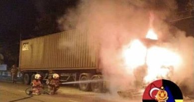 运家具罗厘着火 司机跳车逃命