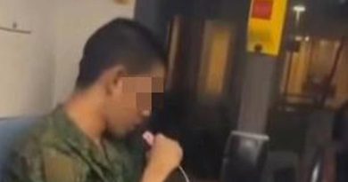 男子穿军服吸电子烟 国民服役人员被调查