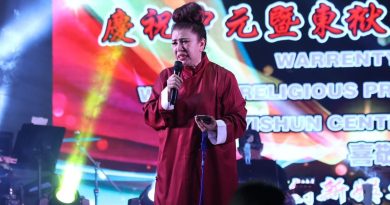 刘玲玲主持歌台 掷筊请亡妹看演出