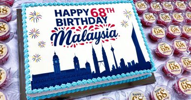 新加坡移民局拜访新山关卡 赠68杯子蛋糕贺大马国庆