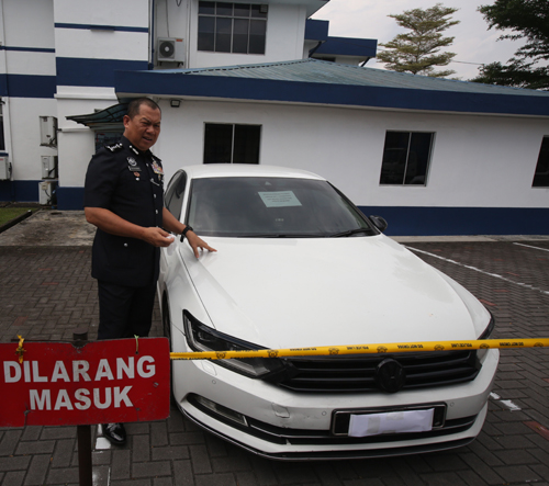 拉哈曼指出，警方在行动中充公一辆福士伟根Passat轿车。