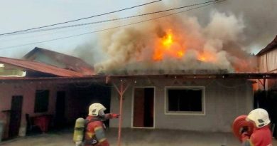 大火吞噬民宅 住户及时逃生